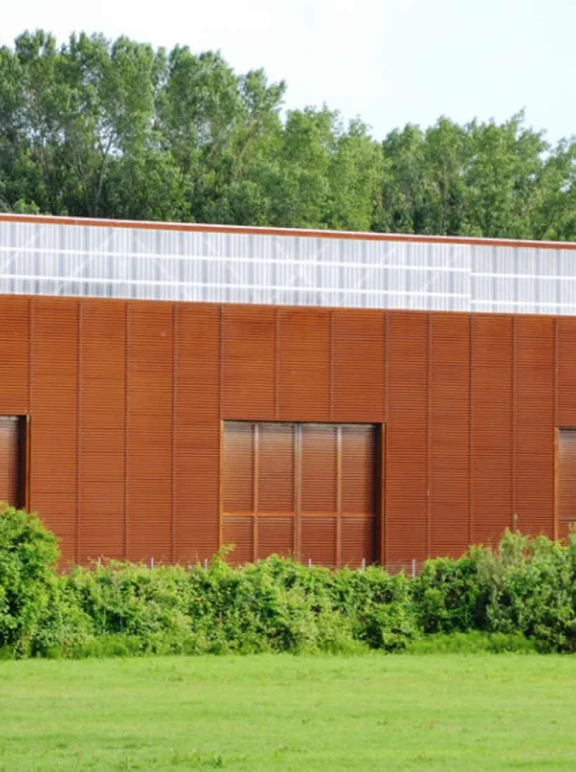 Capannone rivestito in corten a doghe